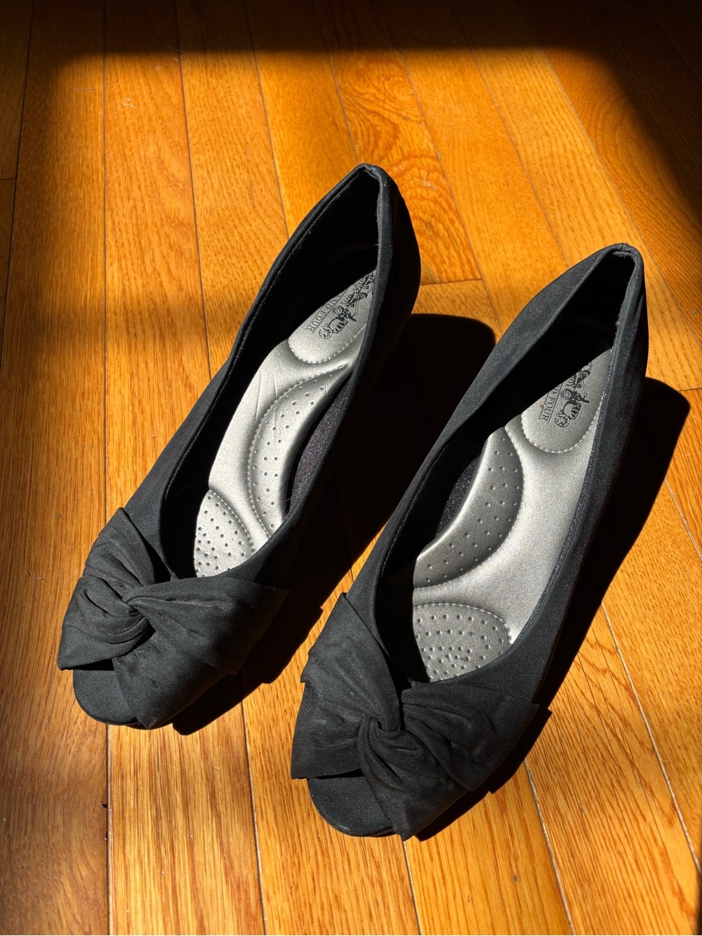 Black Knot-Front Peep Toe Kitten Pump Heels